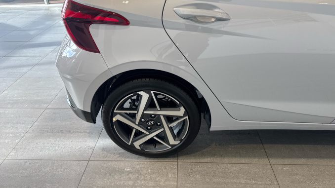 Hyundai i20 1.0T GDi 90 Tech Line 5dr Petrol Hatchback - Image 41
